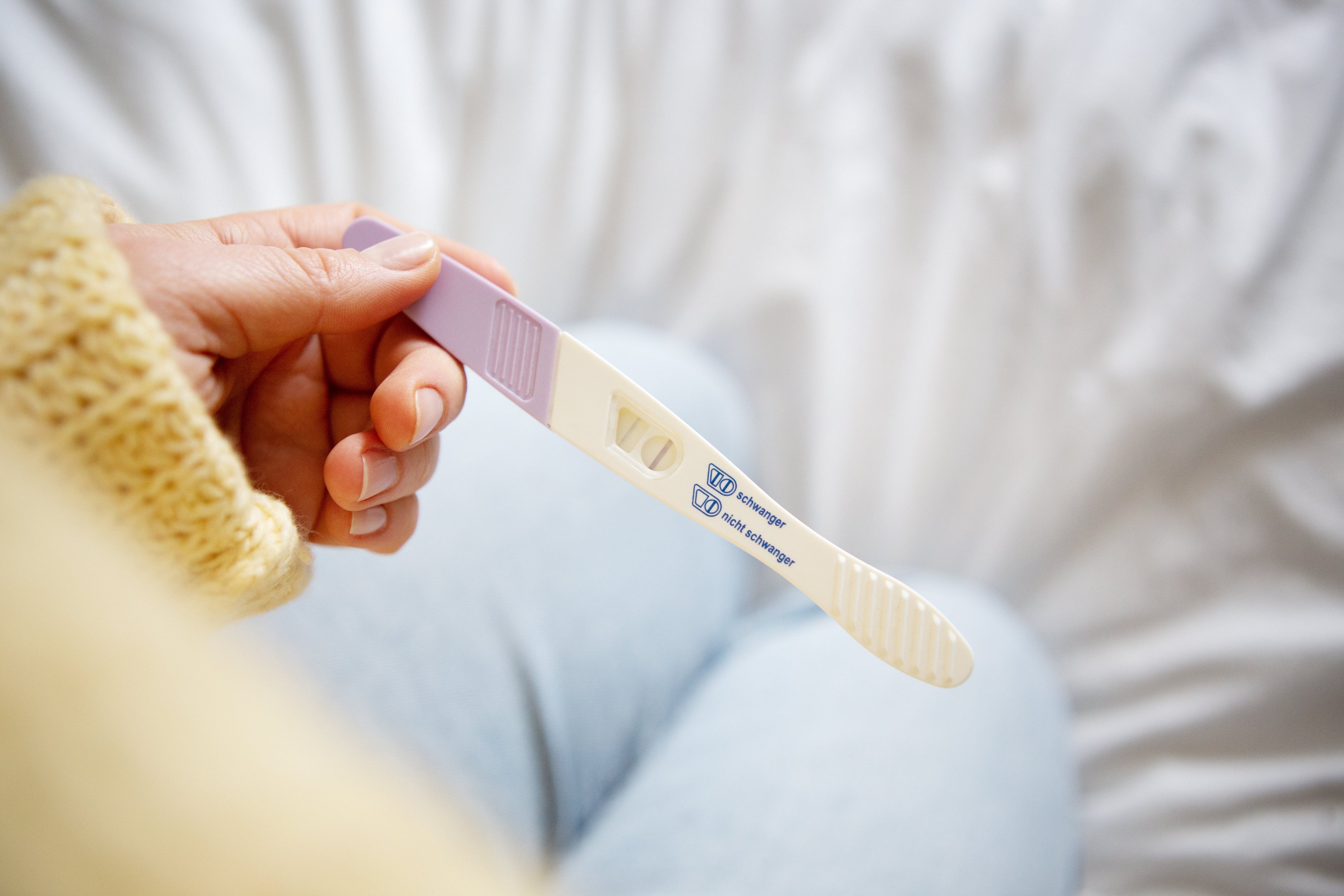 Das Bild zeigt einen Schwangerschaftstest für Menschen mit Kinderwunsch